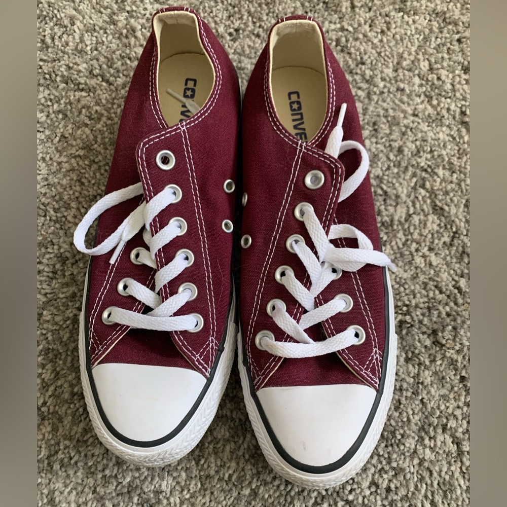 Maroon Sz 8 Converse Lowtop Shoe